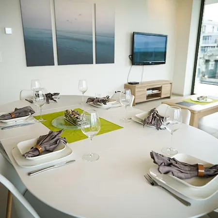 Huswell - Beautiful With Communal Pool And Gym Inn *