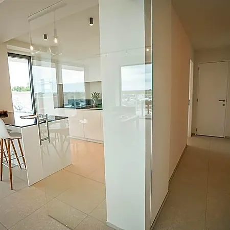 Huswell - Beautiful With Communal Pool And Gym