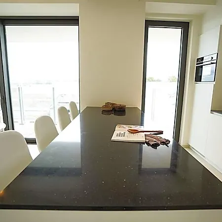 Huswell - Beautiful With Communal Pool And Gym