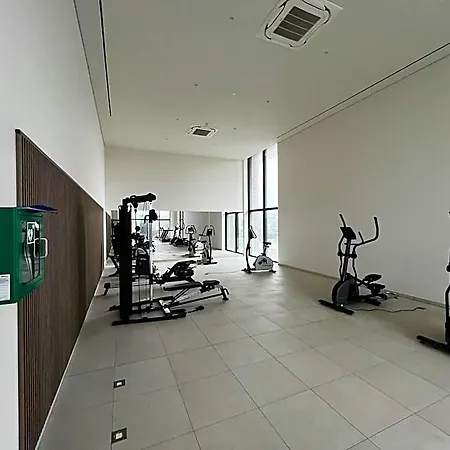 Huswell - Beautiful With Communal Pool And Gym Πανδοχείο